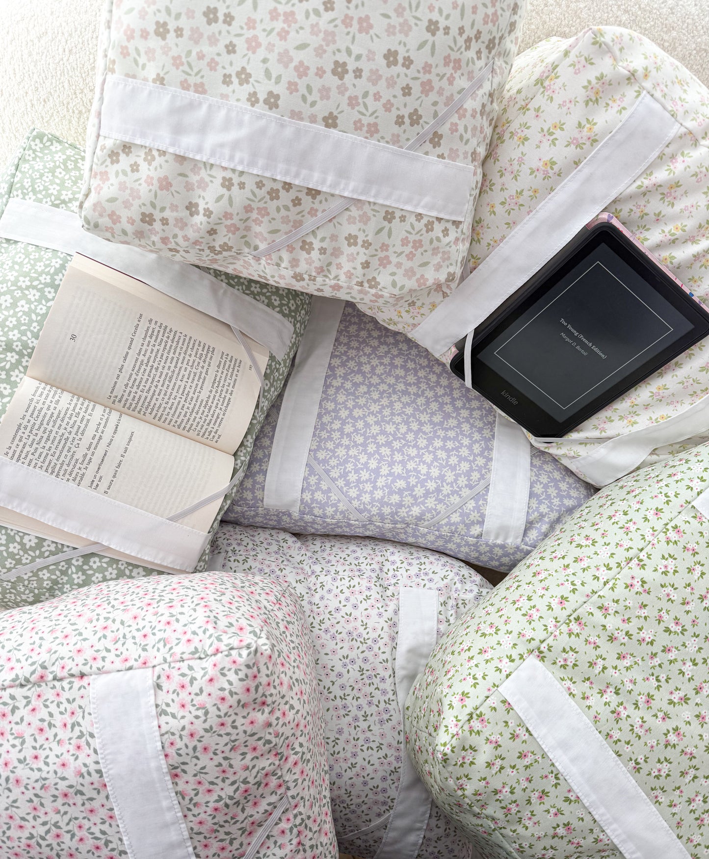 Coussin de lecture | Fleurs vintages roses et feuilles