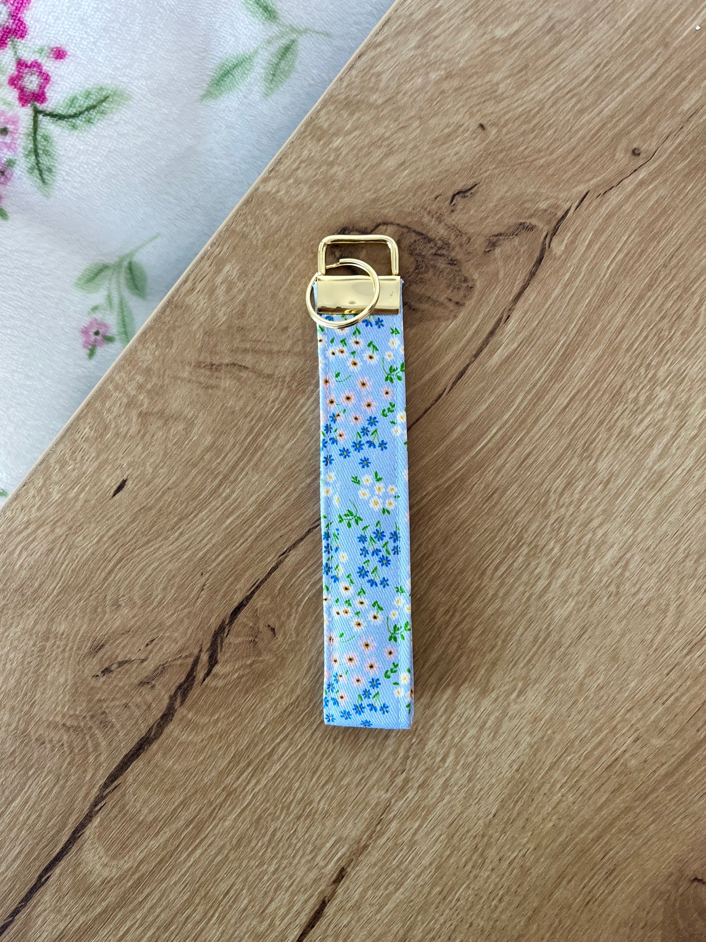Keychain | Bracelet | Blue, pink and white flowers