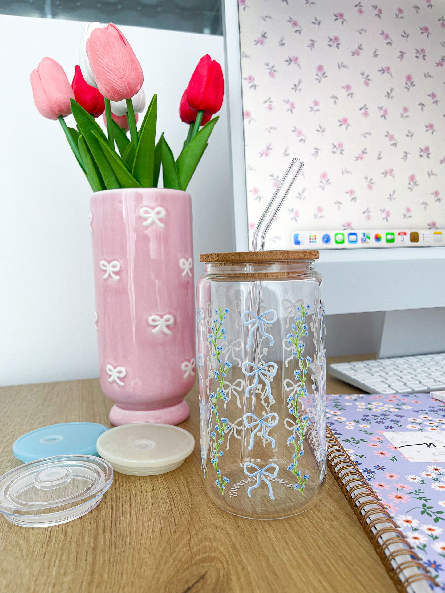 Verre 16 oz | Printemps | Boucles et tiges fleuries bleues