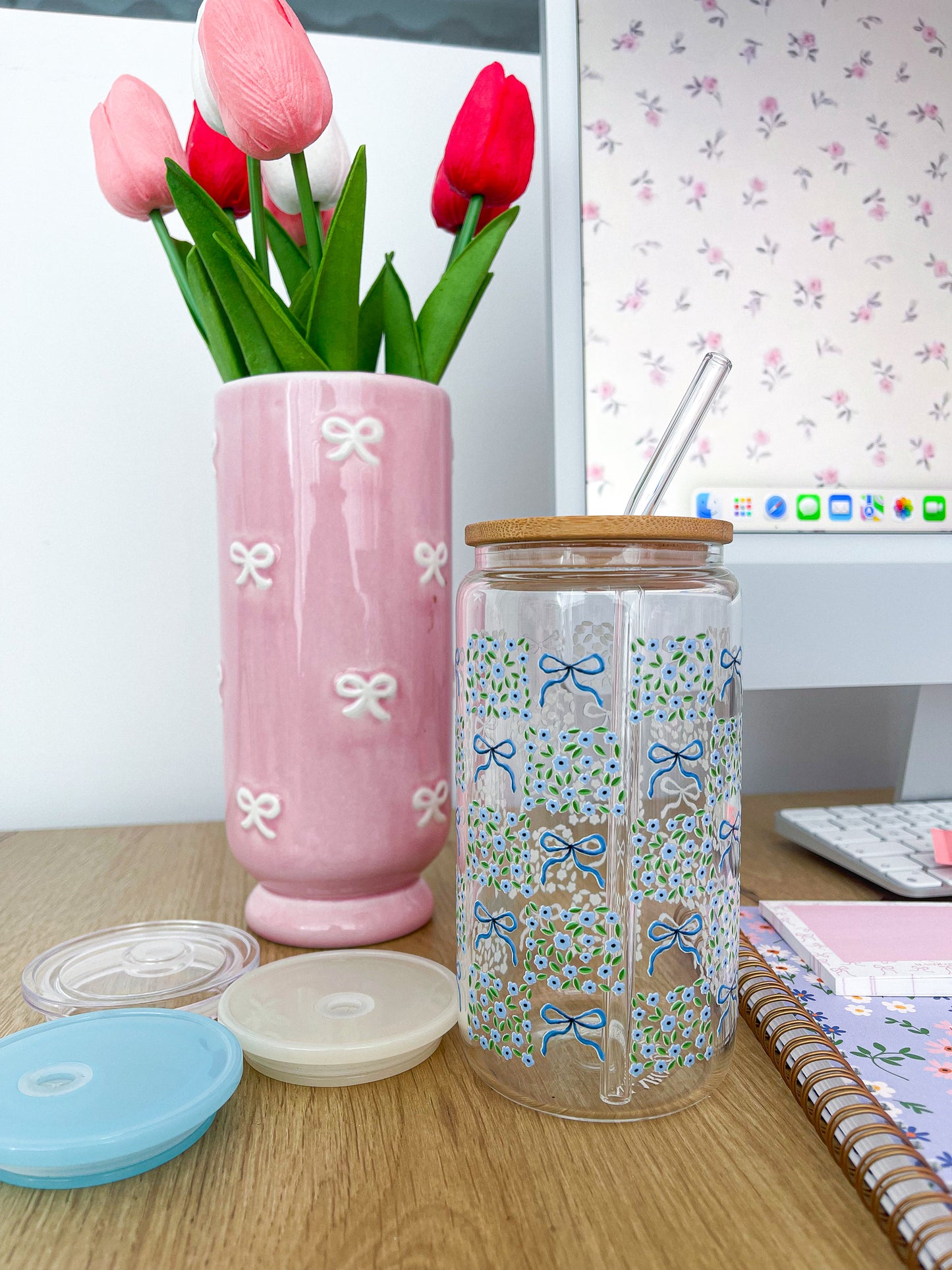 Verre 16 oz | Printemps | Carreauté boucles et fleurs bleues