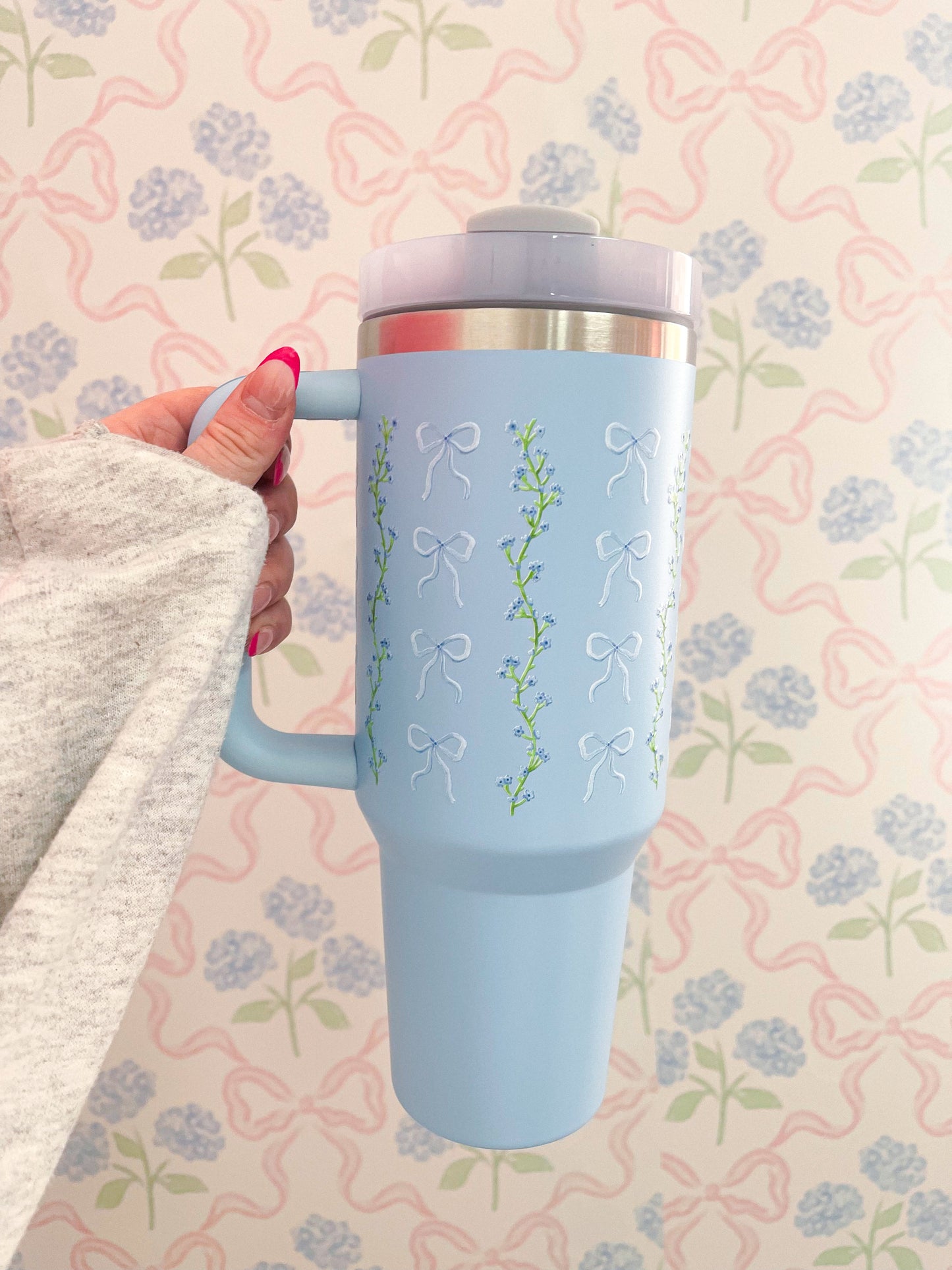 Tumbler 40 oz | Bleu | Printemps | Boucles et tiges fleuries bleues