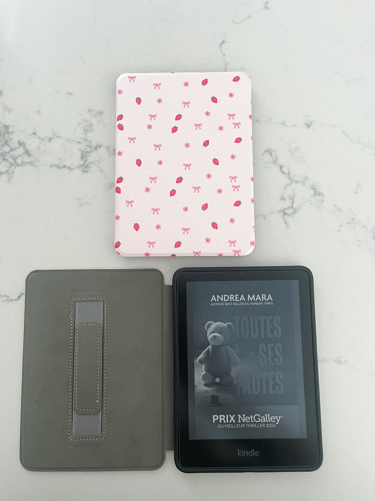 7" e-reader case | Strawberries, curls and flowers