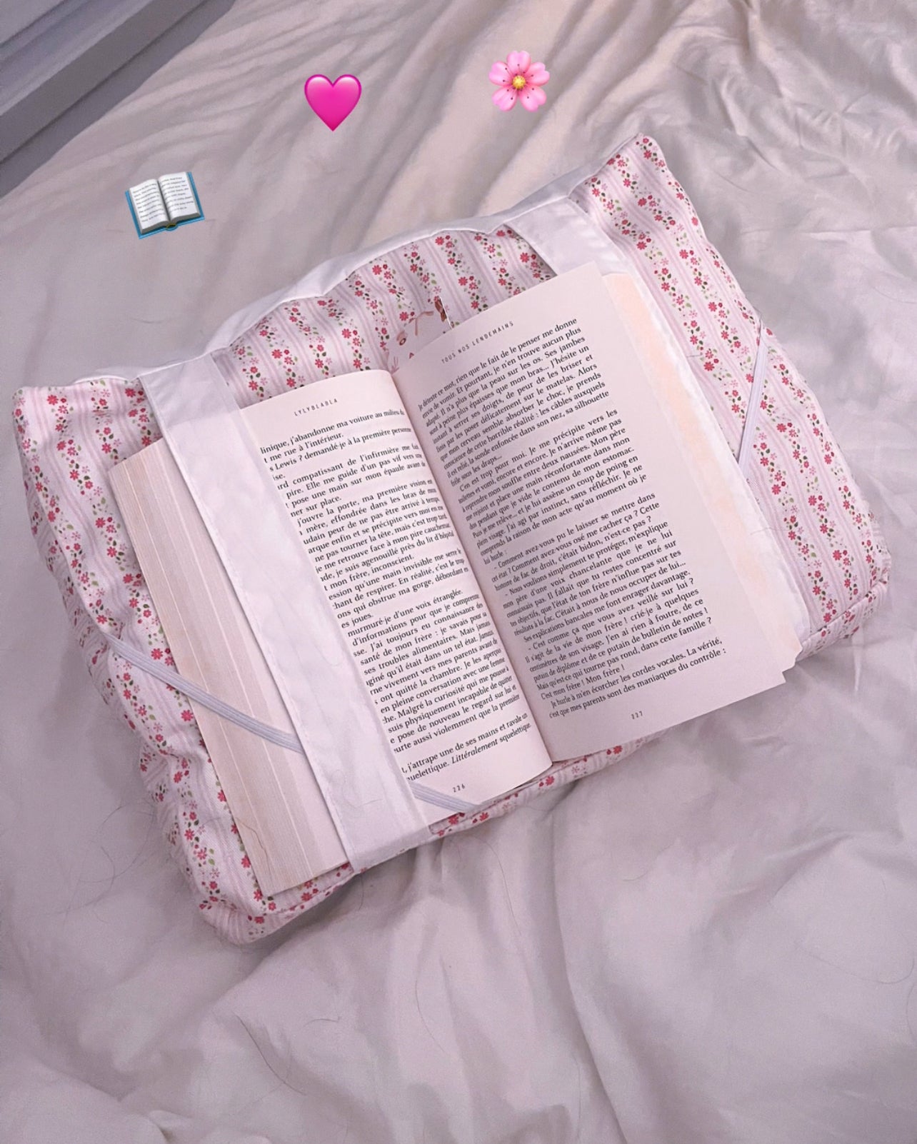 Coussin de lecture | Lignes roses et fleurs