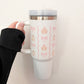 Tumbler 40 oz | Blanc | Pain d’épice, boucles et lignes
