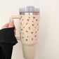 Tumbler 40 oz | Beige rosé |Boucles brunes et fleurs
