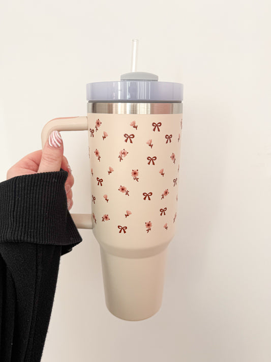 Tumbler 40 oz | Beige rosé |Boucles brunes et fleurs