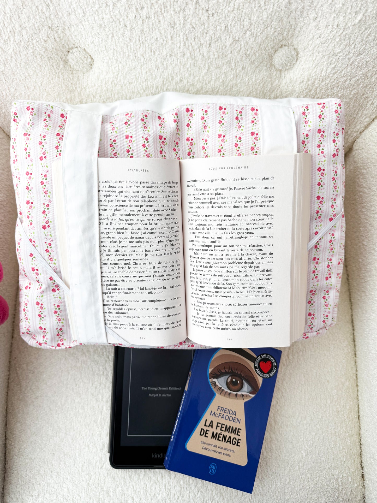 Coussin de lecture | Lignes roses et fleurs