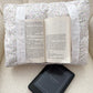 Coussin de lecture | Fleurs mauves, roses et feuilles
