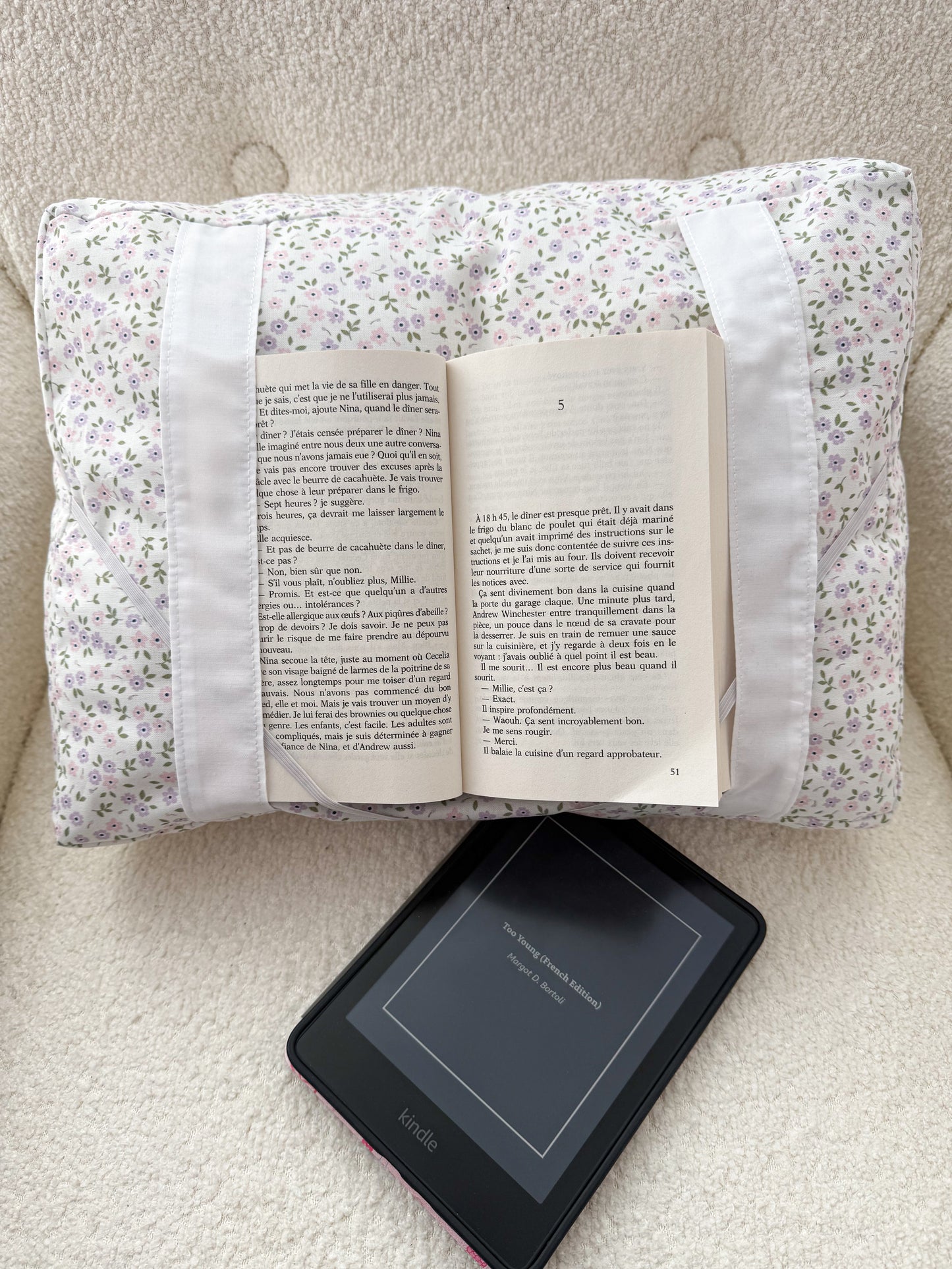Coussin de lecture | Fleurs mauves, roses et feuilles