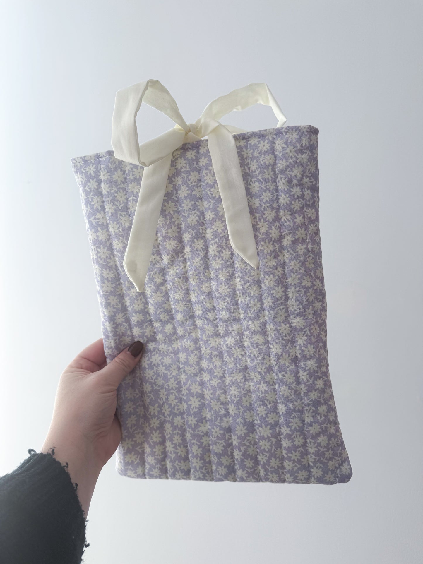 Pochette à livre ou liseuse | Lilac et marguerite blanche
