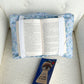 Coussin de lecture | Bleu - Multiple fleurs blanches et roses