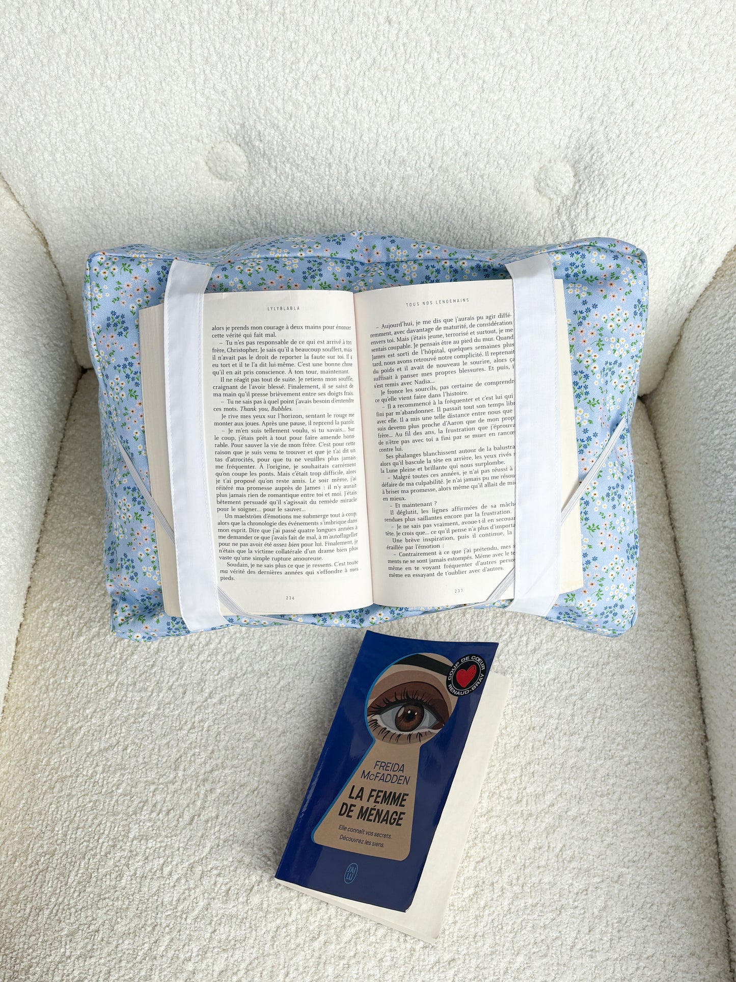 Coussin de lecture | Bleu - Multiple fleurs blanches et roses