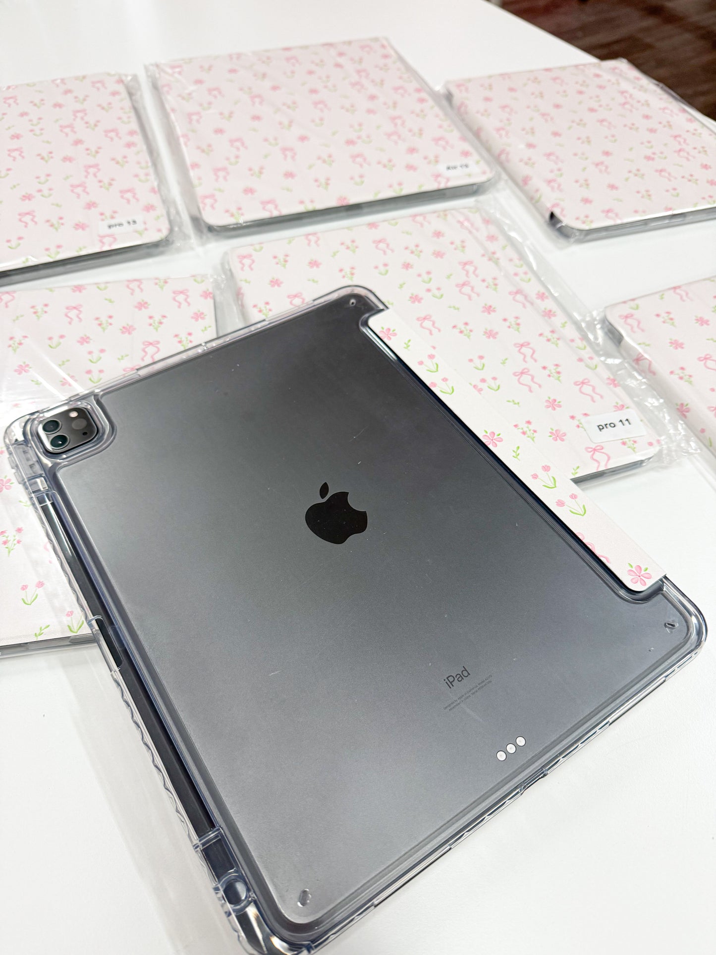 Étui à iPad | Air ou Pro | Bouquets de fleurs et boucles