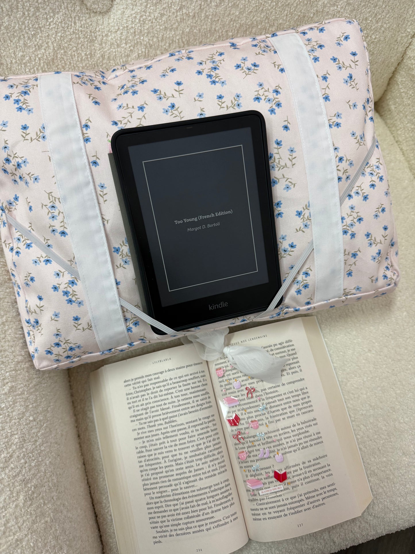 Coussin de lecture | Fleurs bleu sur fond rose très pâle