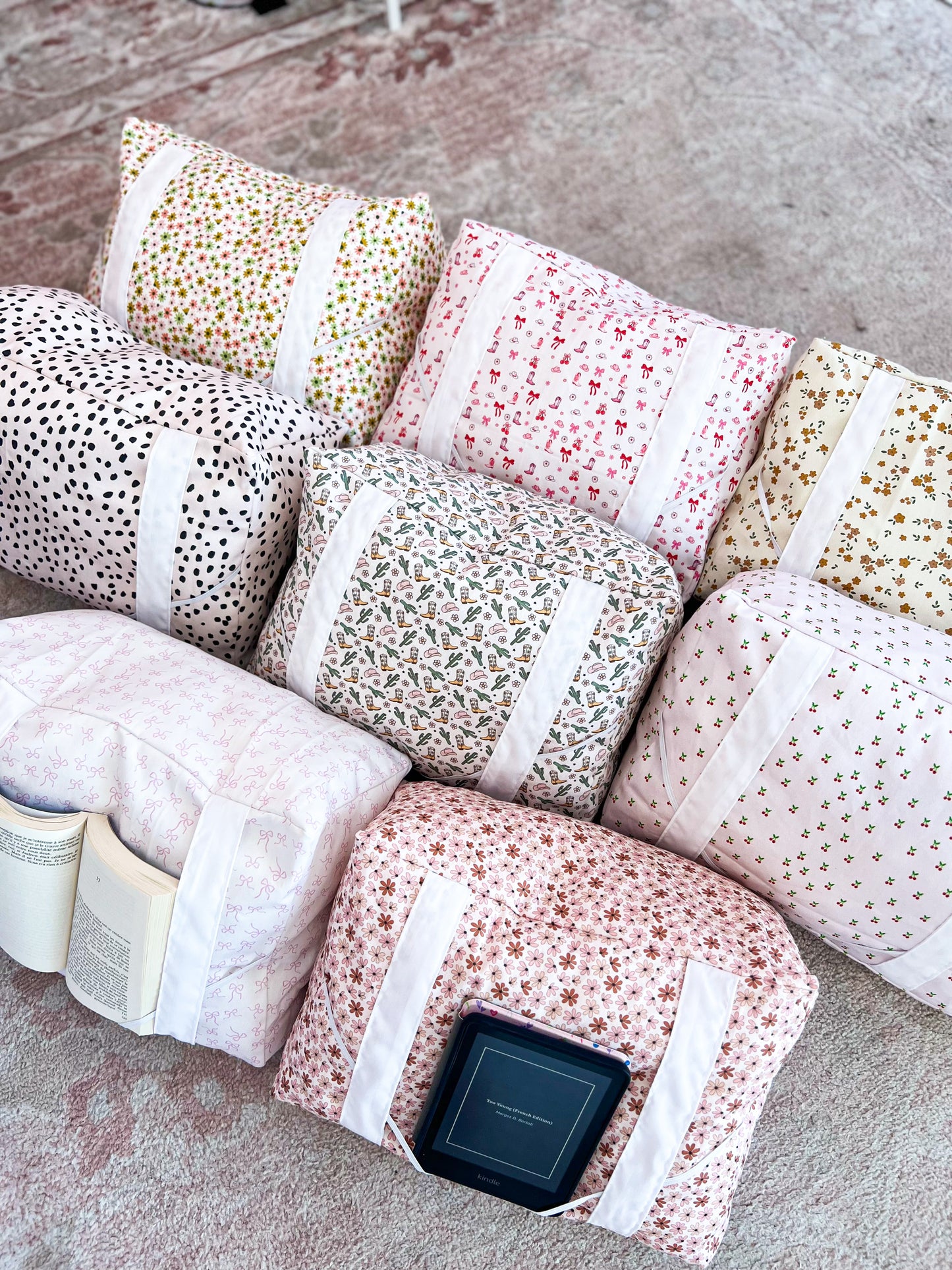 Coussin de lecture | Fleurs jaunes, vertes et roses