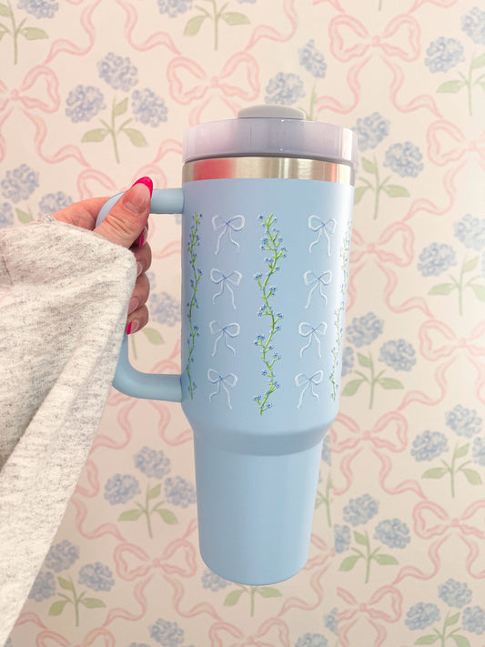 Tumbler 40 oz | Bleu | Printemps | Boucles et tiges fleuries bleues