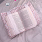 Coussin de lecture | Lignes roses et fleurs